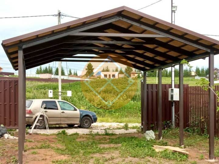 навес с двускатной крышей из мягкой кровли
