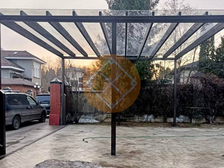 металлический навес из монолитного поликарбоната