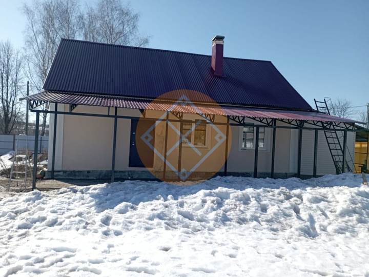 металлический навес примыкающий к дому из металлочерепицы