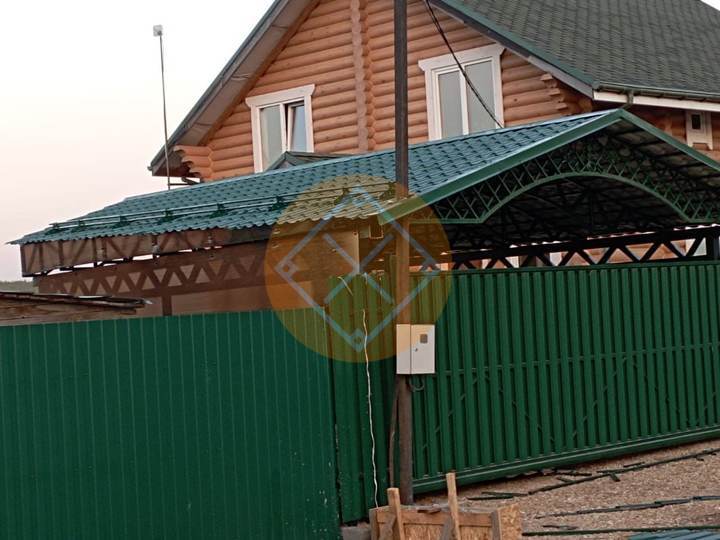 навес из зеленой металлочерепицы