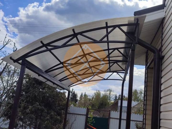 арочный навес для загородного дома