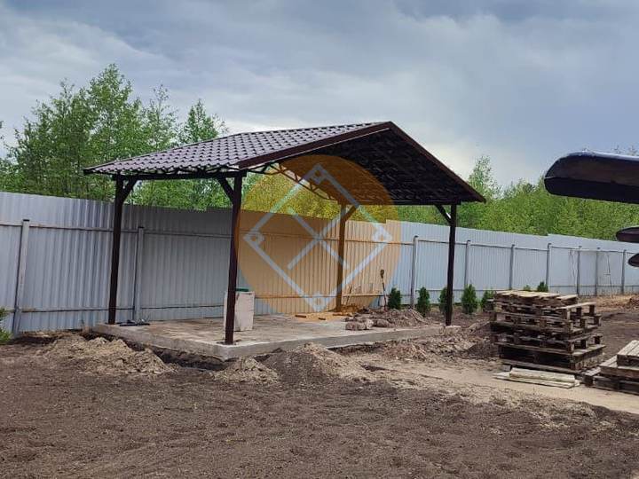 навес с двускатной крышей из металлочерепицы