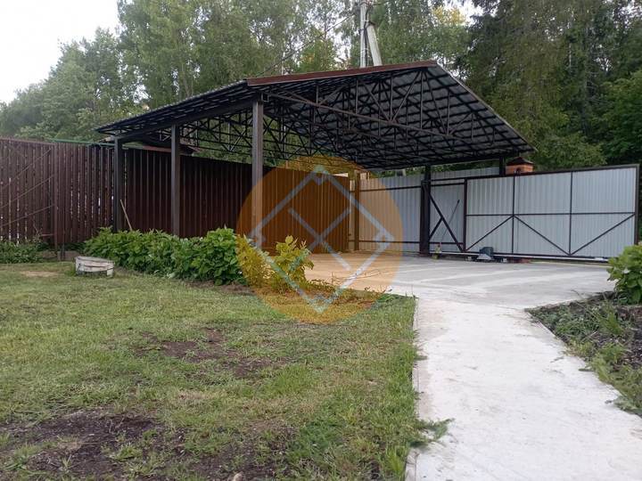 двускатный металлический навес из металлочерепицы