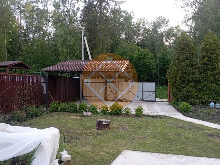 навес с крышей двускатной формы из металлочерепицы