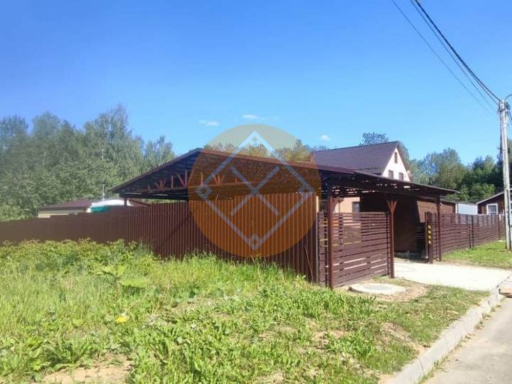 навес с двускатной крышей из металлочерепицы