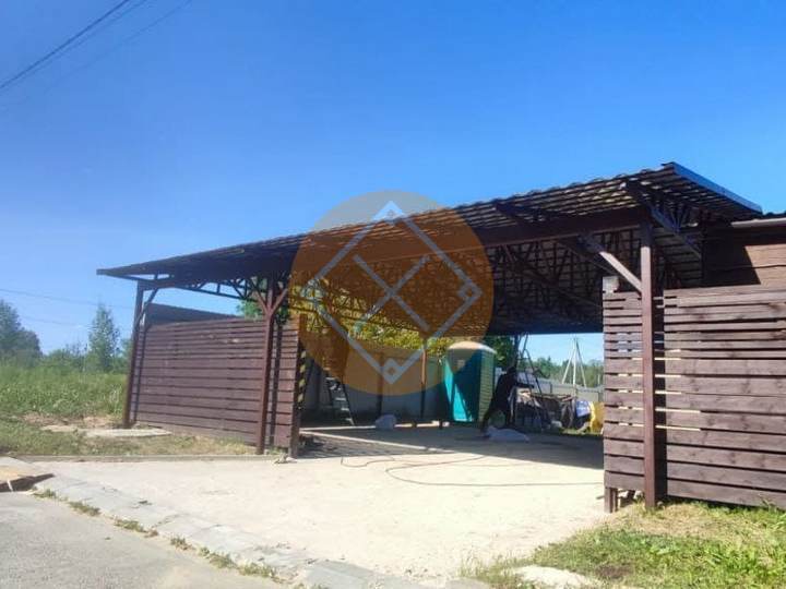 двускатный металлический навес из металлочерепицы