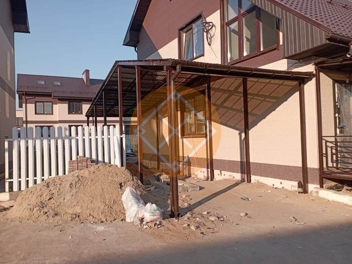 навес с крышей двускатной формы из профилированного поликарбоната