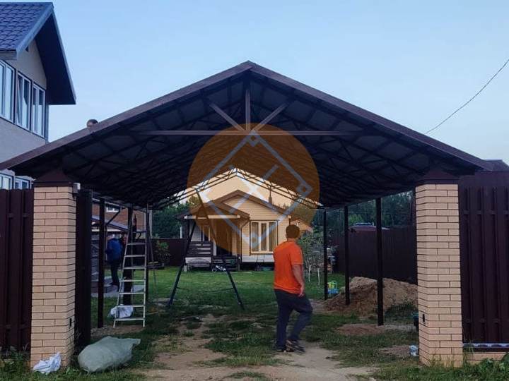 двускатный навес для автомобиля из металлочерепицы
