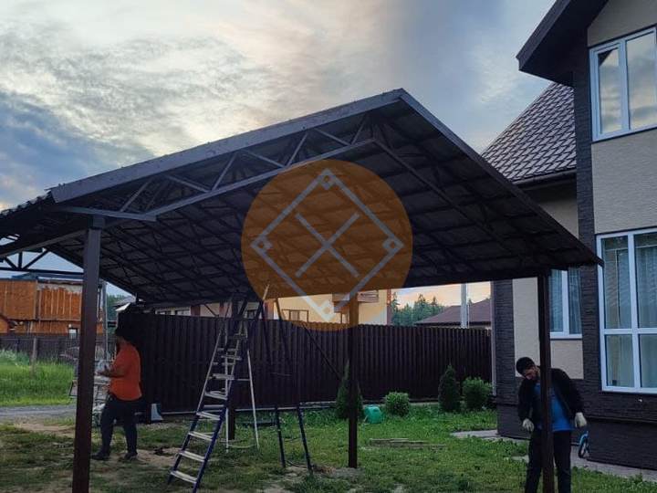 стальной автомобильный навес из металлочерепицы