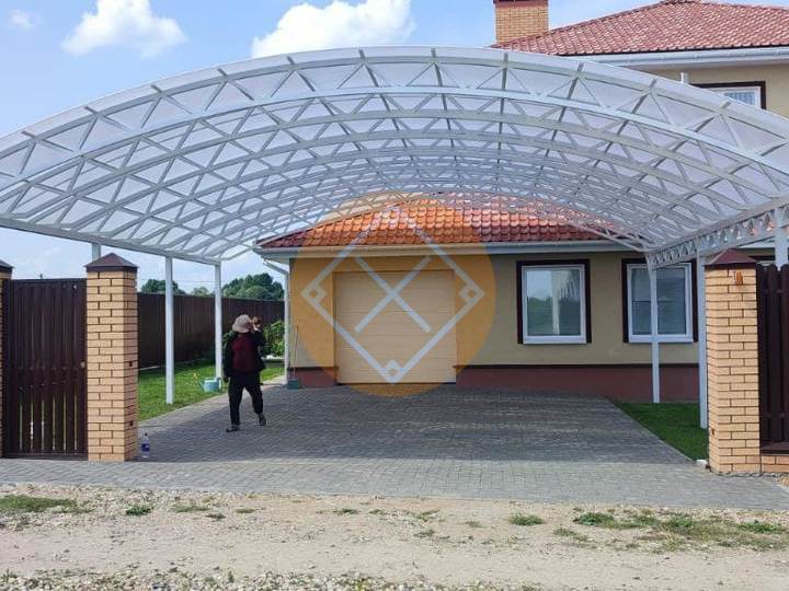 стальной навес с арочной крышей