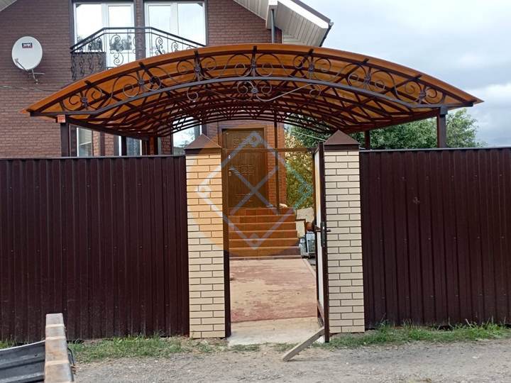 арочный навес для загородного дома