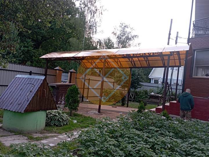 стальной навес для загородного дома из оранжевого поликарбоната