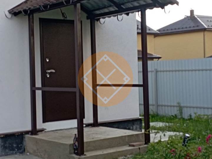 металлический навес для загородного дома из металлочерепицы