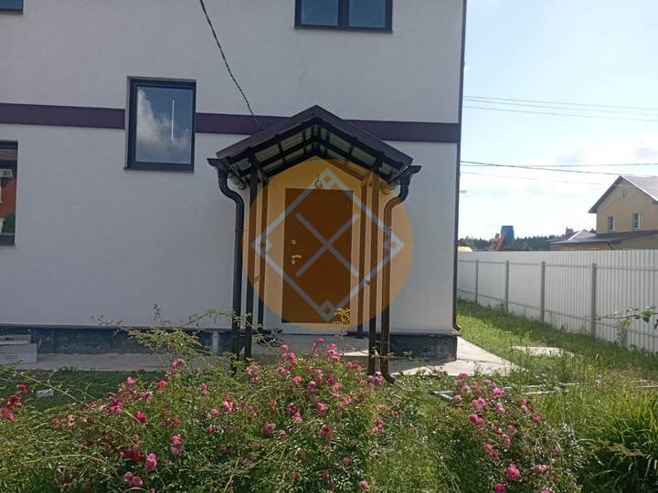 навес для загородного дома с двускатной крышей