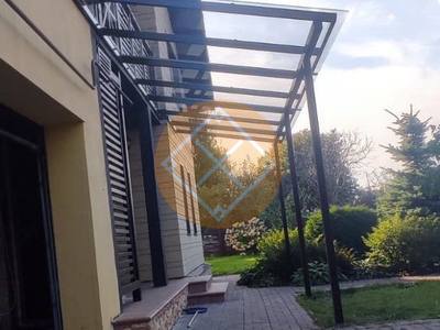 Односкатный навес к дому с крышей из монолитного поликарбоната