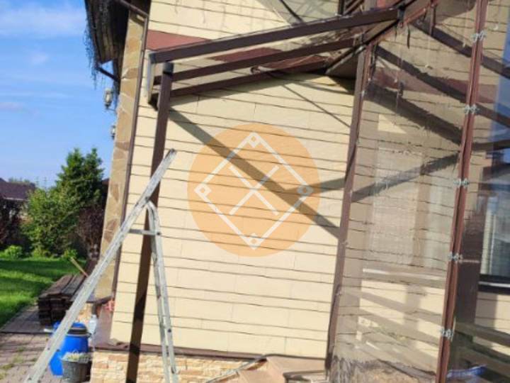навес к дому из монолитного поликарбоната с односкатной крышей
