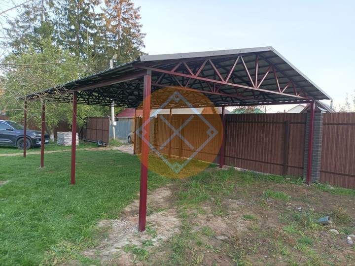 навес с двускатной крышей из металлопрофиля