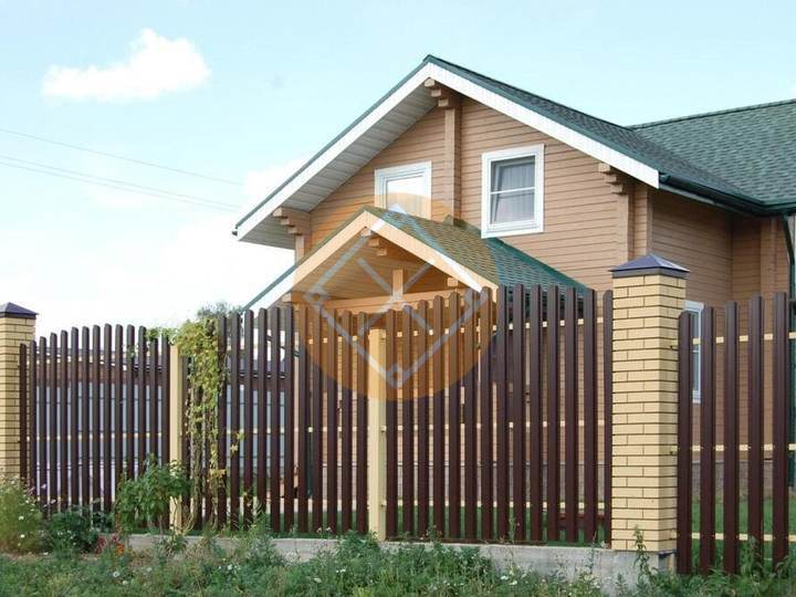 забор с калиткой из евроштакетника для загородного дома