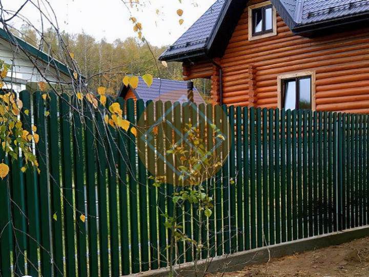 забор для загородного дома из евроштакетника