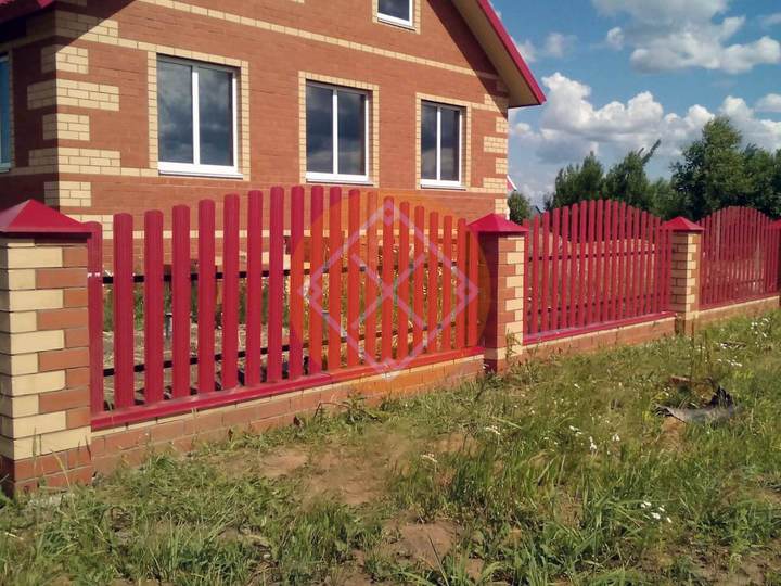 красный забор из евроштакетника полукруглого, цвет красный