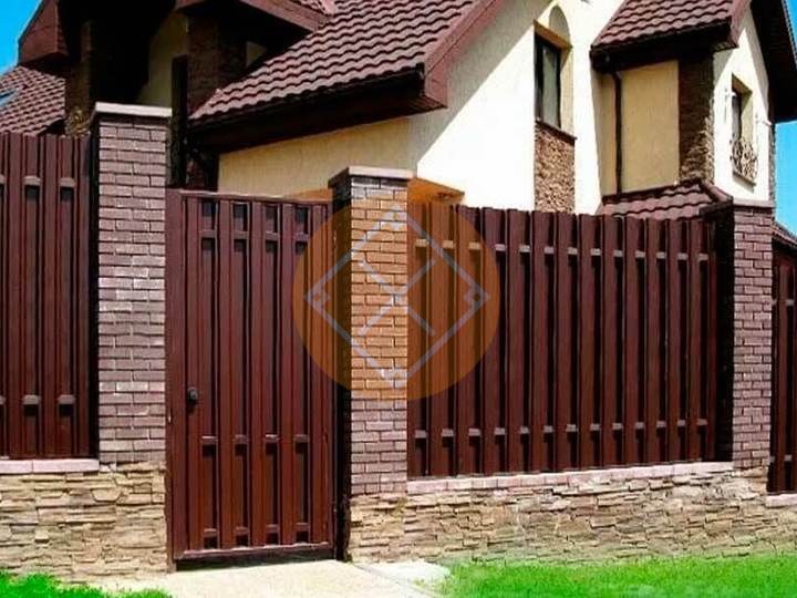 забор на монолитном ленточном фундаменте с заполнением из евроштакетника