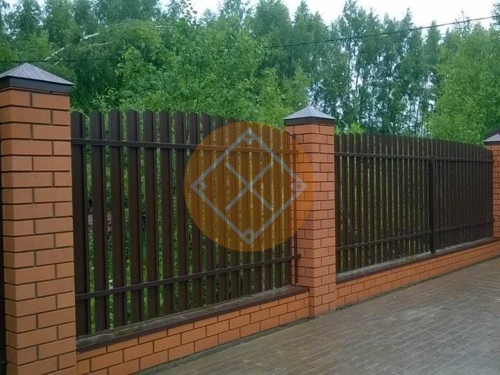 забор из евроштакетника на фундаменте