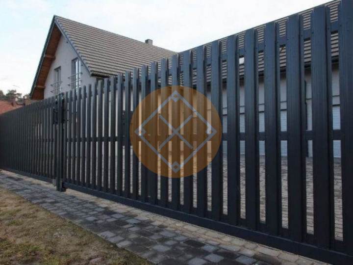односторонний забор из евроштакетника черного цвета