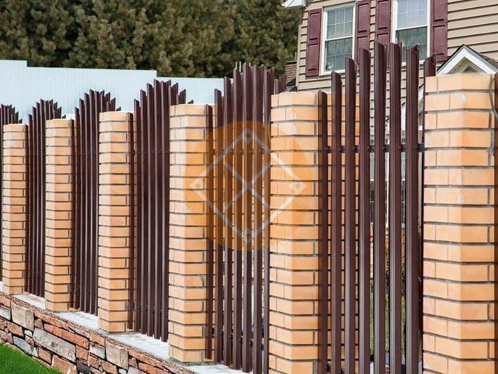 забор из евроштакетника, конструкция со столбами на фундаменте