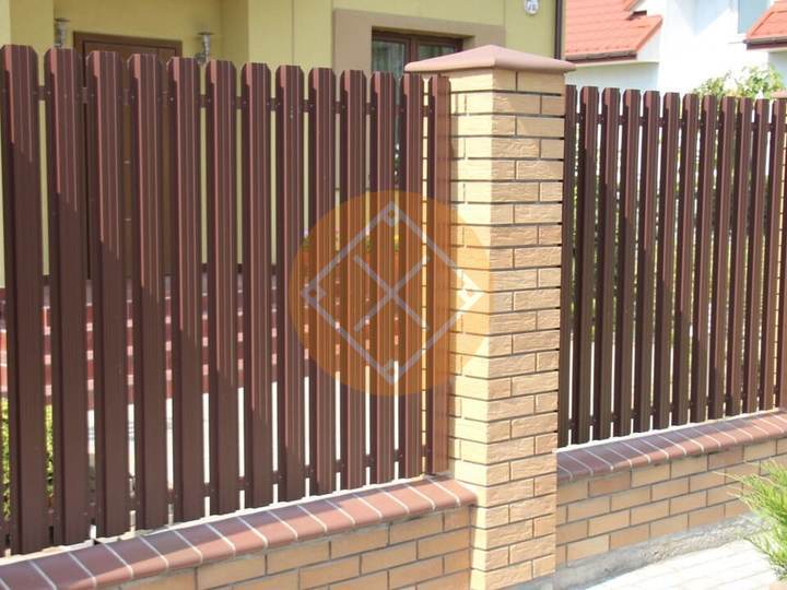 забор из евроштакетника с кирпичными столбами