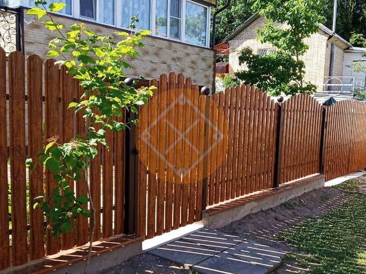 забор из евроштакетника под дерево