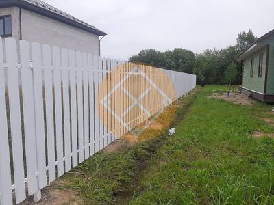 Белый односторонний забор из евроштакетника