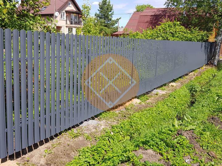 забор из одностороннего евроштакетника серого цвета