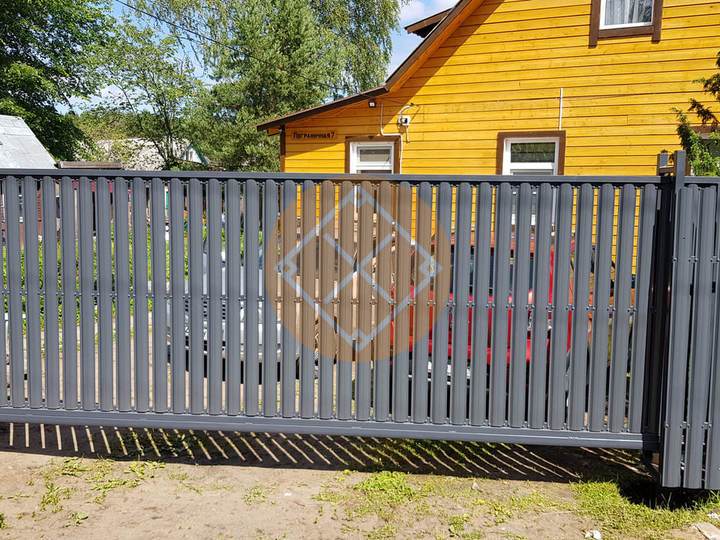забор из евроштакетника с откатными воротами