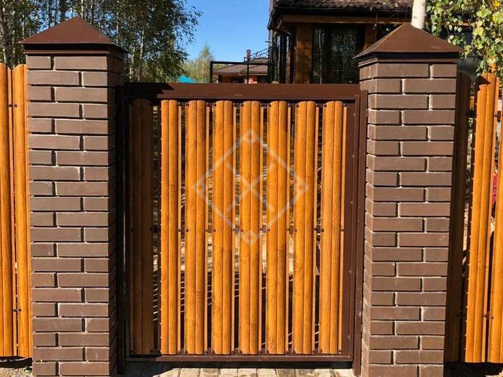 забор из одностороннего евроштакетника под дерево