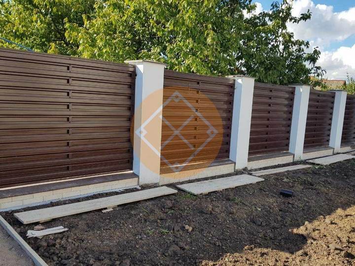 шахматный забор из евроштакетника, монтаж на фундамент