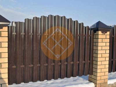Забор из евроштакетника с двойным заполнением на столбах