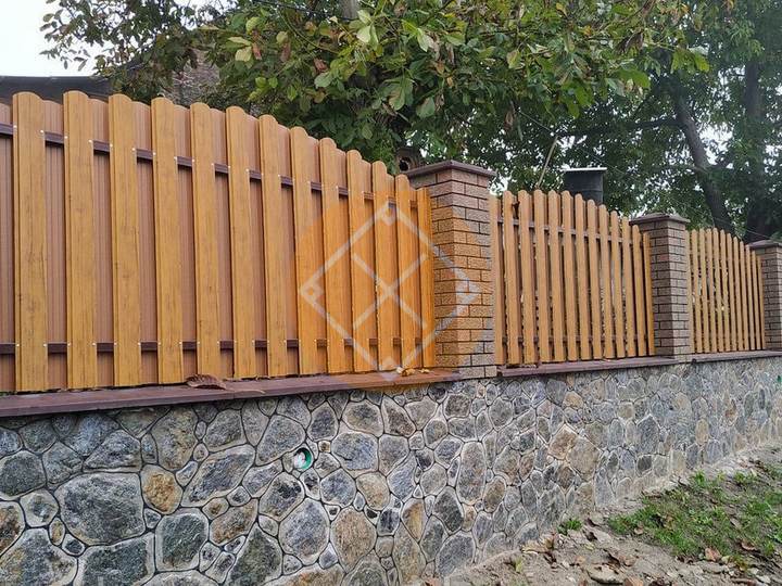 забор их шахматного евроштакетника под дерево