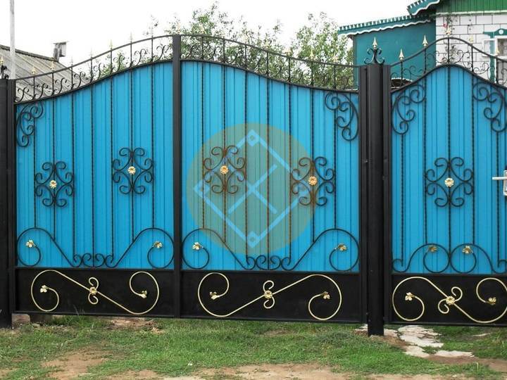 забор с калиткой и воротами из профнастила