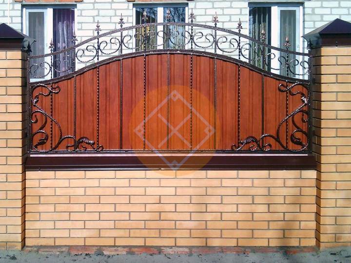 элитный забор с ковкой на высоком фундаменте