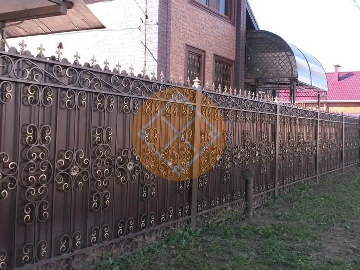 забор с коваными элементами