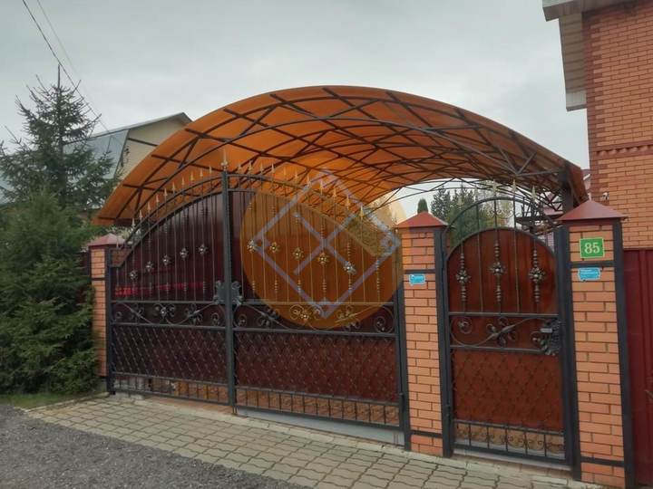 арочный навес для загородного дома