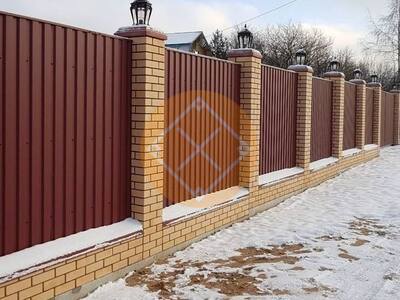 Забор из профнастила с кирпичными столбами и фонарями