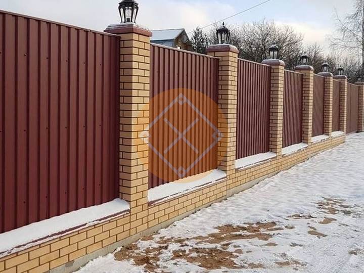 забор из профлиста с кирпичными столбами