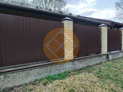 Забор из профнастила с кирпичными столбами и фундаментом