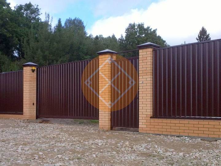 забор из профнастила с воротами и калиткой
