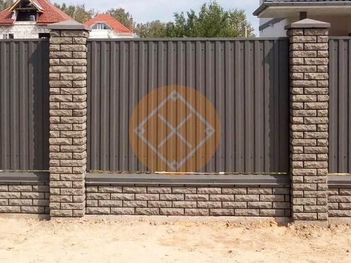 забор с кирпичными столбами и заполнением профнастилом