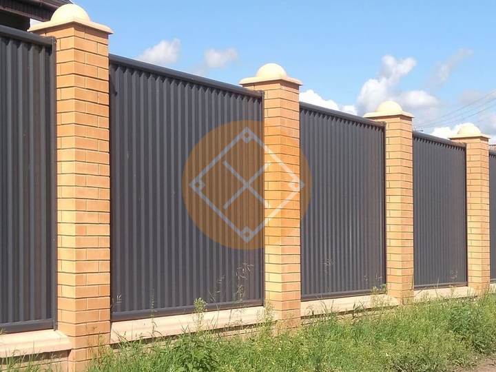 забор из профнастила с кирпичными столбами