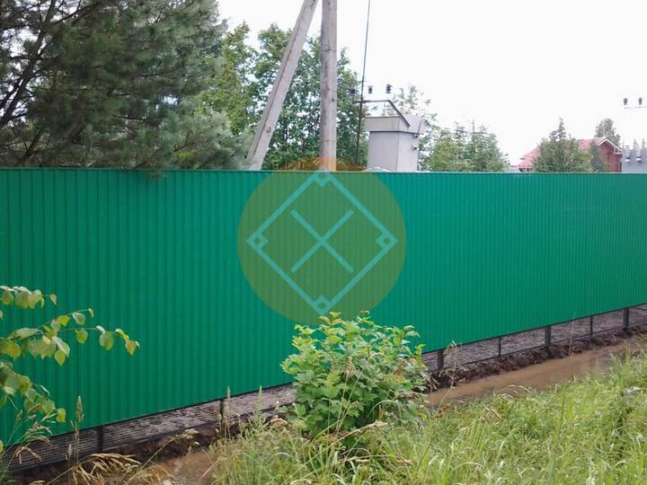 забор из профнастила на сваях с сеткой внизу