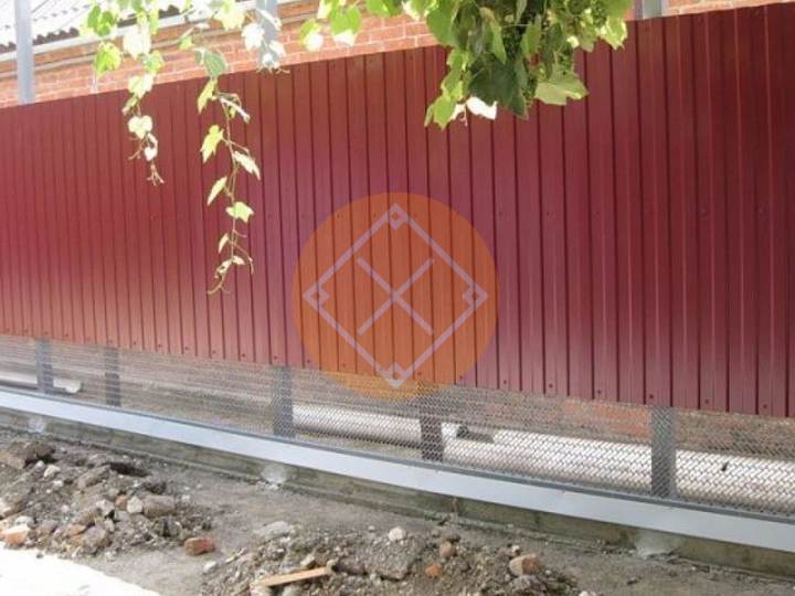 забор из красного профнастила с сеткой внизу