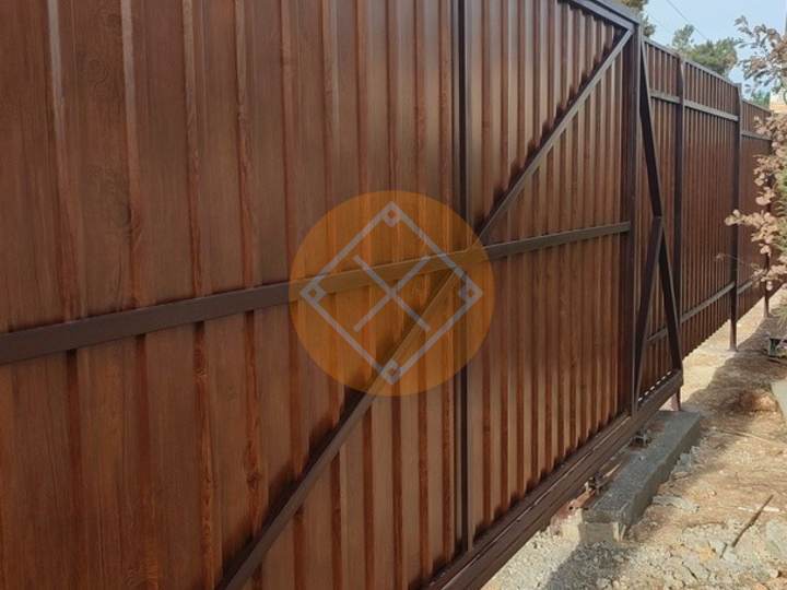 забор с откатными воротами из профнастила под дерево, внутренняя сторона